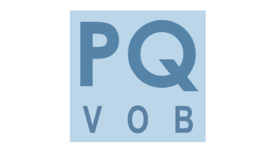 Ein hellblauer Hintergrund mit dem Text 'PQ VOB' in großen, dunklen Buchstaben, der klar und deutlich hervorsticht.