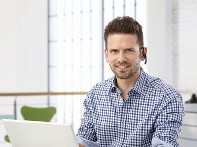 Ein Ansprechpartner sitzt im Büro - unsere Mitarbeiter stehen für Sie bereit.