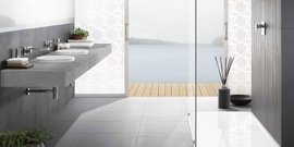 Ein Badezimmer mit einer Halbfreistehenden Badewanne 